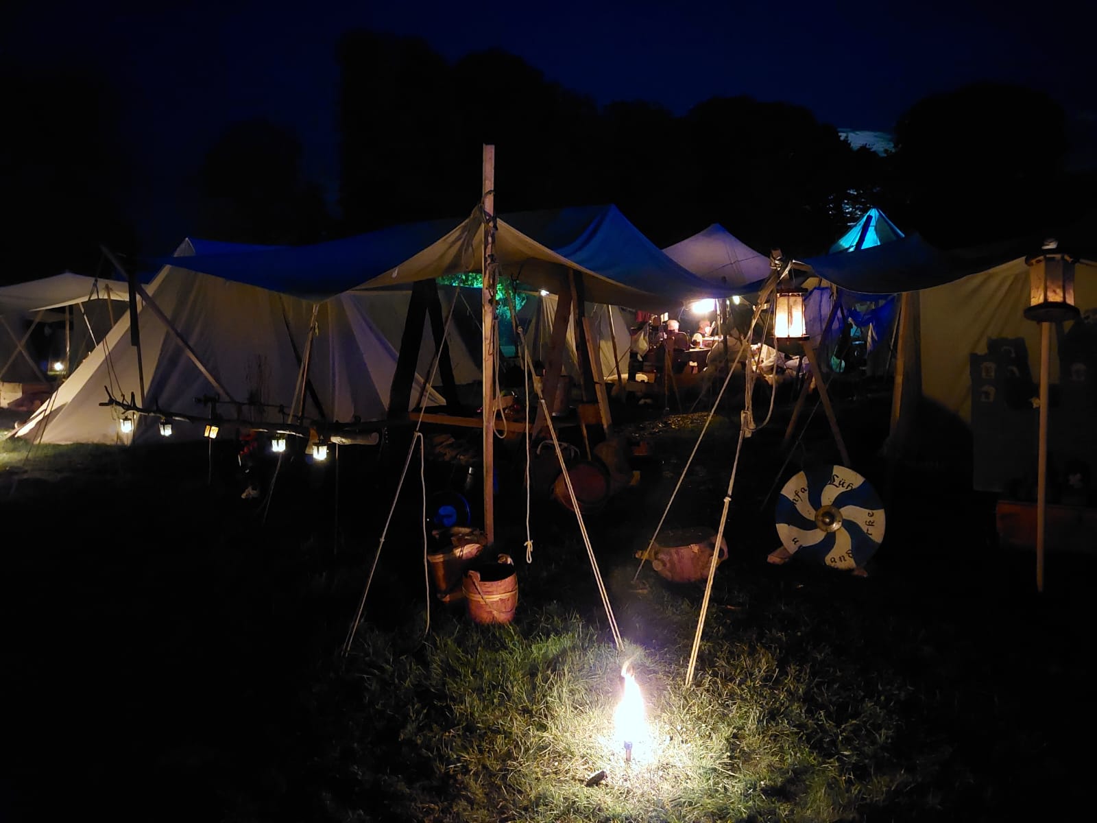Wikingerlager der Sigurd Wölfe bei Nacht